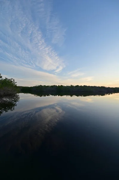 Východ slunce nad západním jezerem v národním parku Everglades, Florida. — Stock fotografie