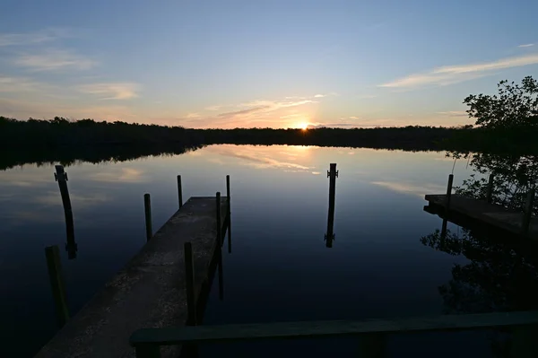 Refuge de West Lake et quais au lever du soleil dans le parc national Everglades, Floride . — Photo