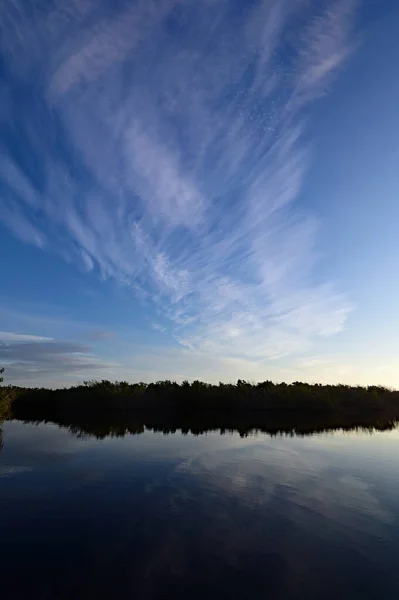 Сонячний підйом над Nine Mile Pond у національному парку Еверґлейдс (Флорида).. — стокове фото