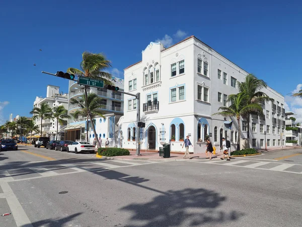 Miami Beach, Florida 'daki Ocean Drive' daki Art Deco binaları.
