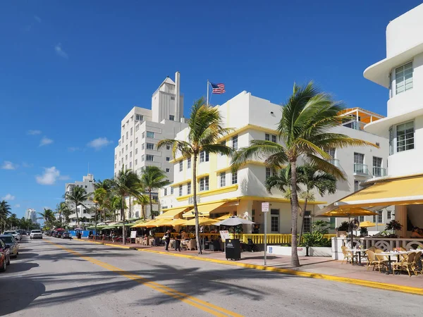 Miami Beach, Florida 'daki Ocean Drive' daki Art Deco binaları.