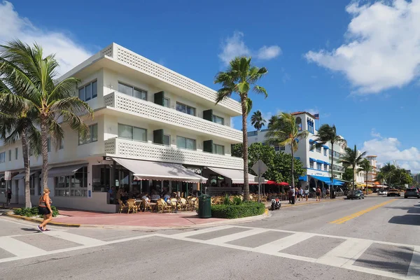 Miami Beach, Florida 'daki Ocean Drive' daki Art Deco binaları.