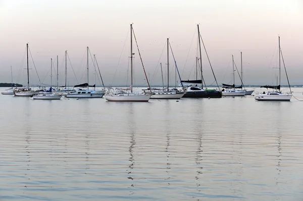 Zeilboten anker uit Key Biscayne, Florida. — Stockfoto