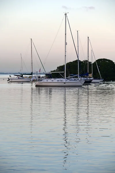 Sailboats at anchor off Key Biscayne, Florida. — Stock Photo, Image