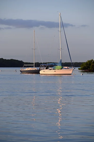 Sailboats at anchor off Key Biscayne, Florida. — Stock Photo, Image