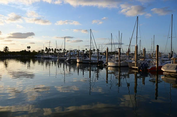 游艇停靠在克兰登码头基比斯坎，佛罗里达州. — 图库照片
