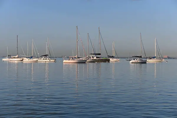 Barche a vela ancorate al largo di Key Biscayne, Florida . — Foto Stock