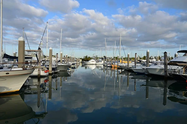 游艇停靠在克兰登码头基比斯坎，佛罗里达州. — 图库照片