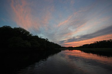 Florida Fisheating Creek 'te renkli gün batımı.