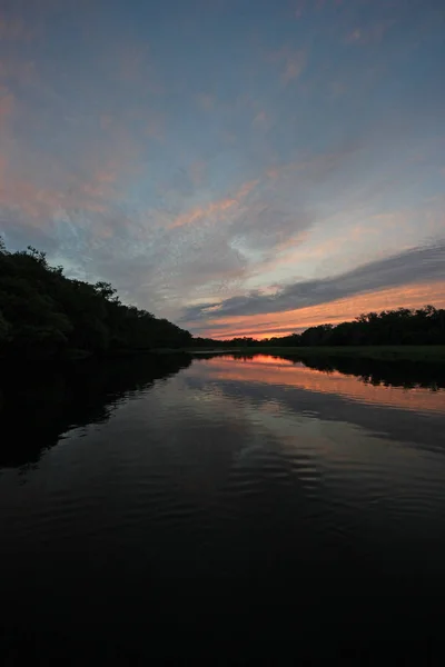 Colorido atardecer en Fisheating Creek, Florida . — Foto de Stock