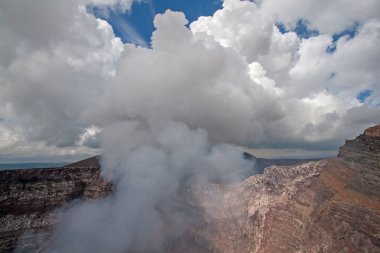 Masaya yanardağı Masaya, Nikaragua 'da sülfür dioksit gazı yayıyor..