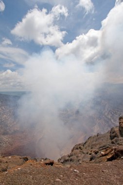 Masaya yanardağı Masaya, Nikaragua 'da sülfür dioksit gazı yayıyor..