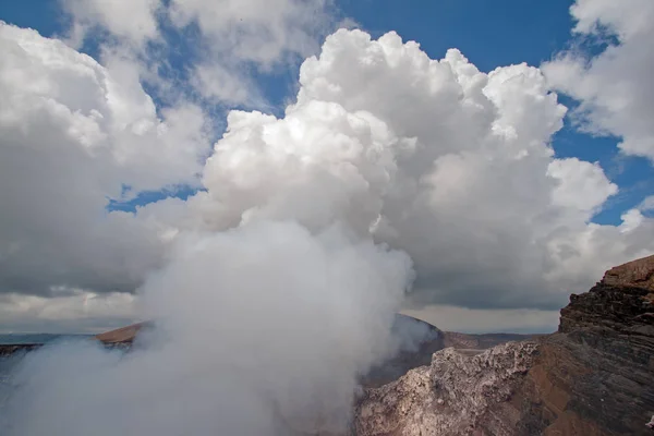 Masaya vulkan emittiert schwefeldioxid gas in masaya, nicaragua. — Stockfoto