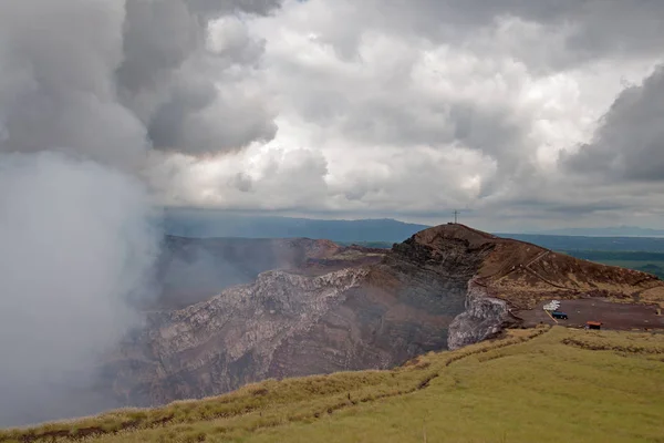 ニカラグアのマサヤ火山で二酸化硫黄ガスを放出. — ストック写真