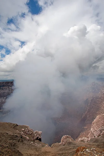 ニカラグアのマサヤ火山で二酸化硫黄ガスを放出. — ストック写真