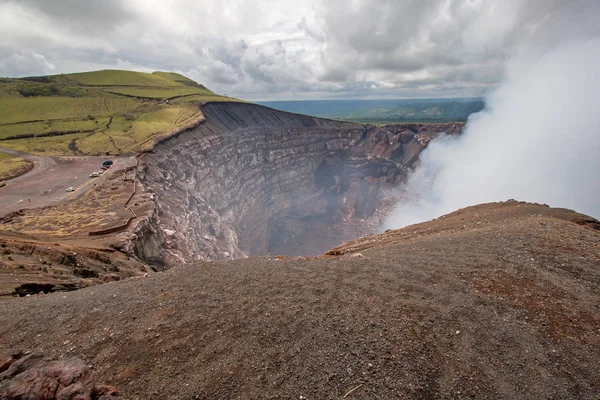 ニカラグアのマサヤ火山で二酸化硫黄ガスを放出. — ストック写真