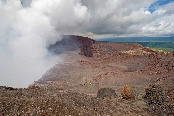 Masaya vulkán kéndioxid-gázt bocsát ki Masayában, Nicaraguában. — Stock Fotó