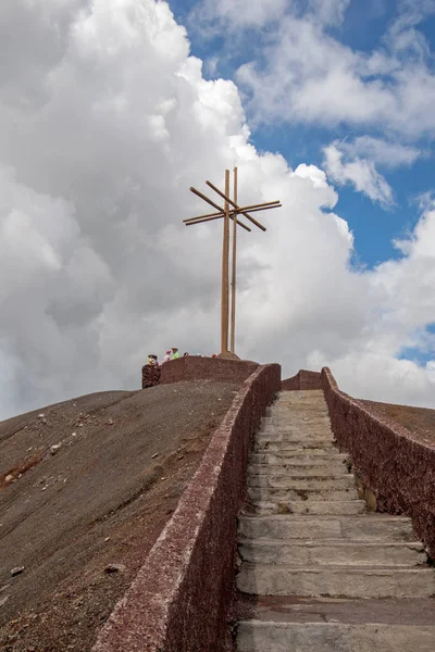 Cruz de Bobadilla - Bobadilla Cross - op heuvelrug met uitzicht op Santiago Crater in de vulkaan Masaya in Nicaragua. — Stockfoto