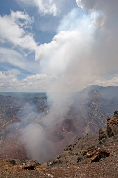 Vulkaan Masaya stoot zwaveldioxide uit in Masaya, Nicaragua. — Stockfoto