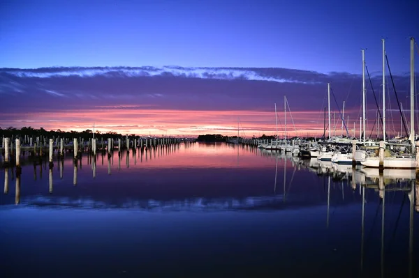 Cena chiave Marina a Coconut Grove in pre alba crepuscolo . — Foto Stock