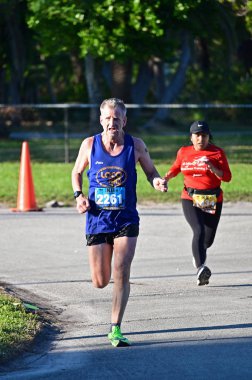 Key Biscayne yarı maraton ve 10 km yarışı Aralık 2019.