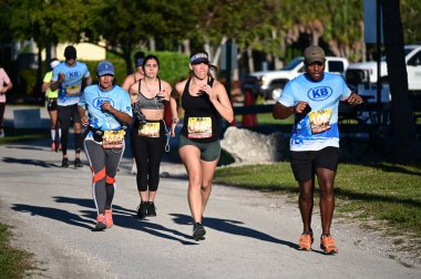 Key Biscayne yarı maraton ve 10 km yarışı Aralık 2019.