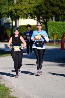 Key Biscayne yarı maraton ve 10 km yarışı Aralık 2019.