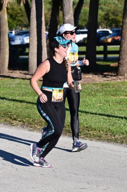 Key Biscayne yarı maraton ve 10 km yarışı Aralık 2019.