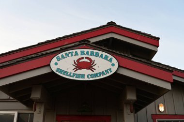 Santa Barbara Deniz Kabukluları Şirketi Santa Barbara, Kaliforniya 'daki Stearns Rıhtımı' nda gün doğumunda.