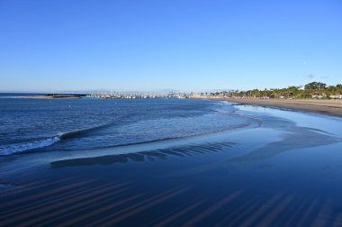 Santa Barbara Limanı ve plajı Gün doğumunda bulutsuz bir günde.