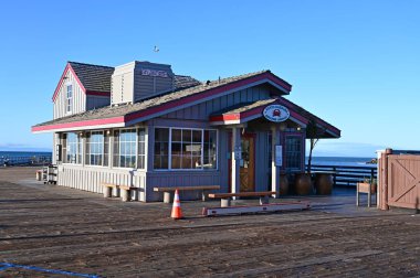 Santa Barbara Deniz Kabukluları Şirketi Santa Barbara, Kaliforniya 'daki Stearns Rıhtımı' nda gün doğumunda.