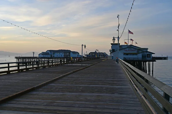 Stearns Wharf en Santa Barbara, California al amanecer . —  Fotos de Stock