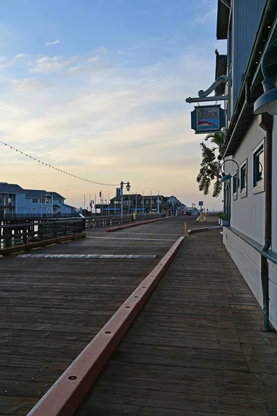 Stearns Wharf em Santa Barbara, Califórnia ao nascer do sol . — Fotografia de Stock