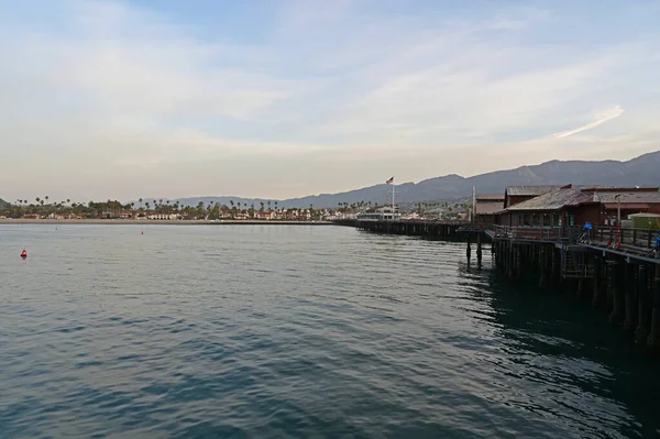 Stearns Wharf in Santa Barbara, Californië bij zonsopgang. — Stockfoto