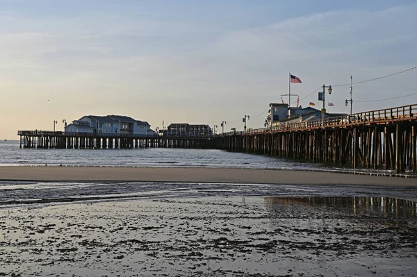 Stearns Wharf в Санта-Барбарі, штат Каліфорнія на світанку. — стокове фото