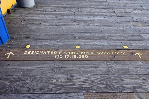 Assinatura da área de pesca designada no Stearns Wharf em Santa Barbara, Califórnia ao nascer do sol . — Fotografia de Stock