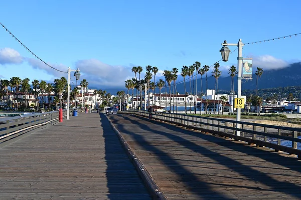 Stearns Wharf a Santa Barbara, California all'alba . — Foto Stock