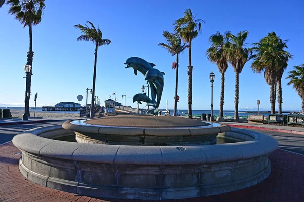 Fontaine de dauphins à l'intersection des rues State et Cabrillo à l'entrée du quai Stearns à Santa Barbara, Californie . — Photo