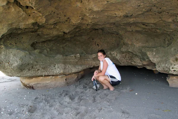 Jeune femme explore les affleurements de calcaire Anastasia à Blowing Rocks Preserve sur l'île de Jupiter, Floride . — Photo