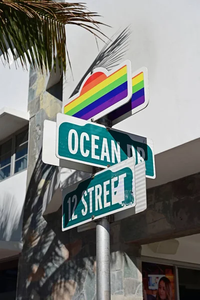 Прапор веселки на Оушен Драйв і 12-й Вуличний знак на Оушен Драйв в Маямі-Біч, Флорида. — стокове фото