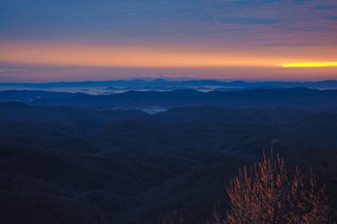 Blowing Rock, Kuzey Carolina 'daki katmanlı dağların üzerinde renkli gün doğumu.
