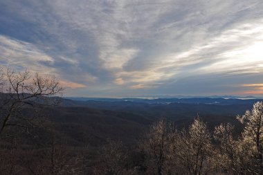 Blowing Rock, Kuzey Carolina 'daki katmanlı dağların üzerinde renkli gün doğumu.