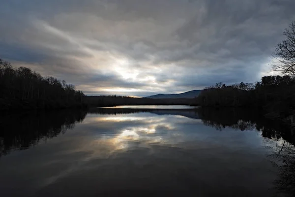 Západ slunce nad jezírkem poblíž Blowing Rock, Severní Karolína. — Stock fotografie