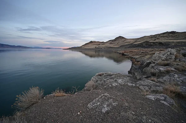 Pyramid Lake, Nevada pada sore musim dingin yang tenang jelas . — Stok Foto