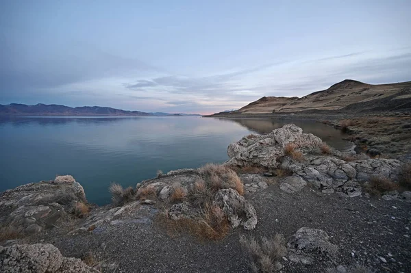 Pyramid Lake, Nevada pada sore musim dingin yang tenang jelas . — Stok Foto
