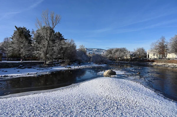 Truckee River e Wingfield Park em Reno, Nevada, após a tempestade de neve . — Fotografia de Stock
