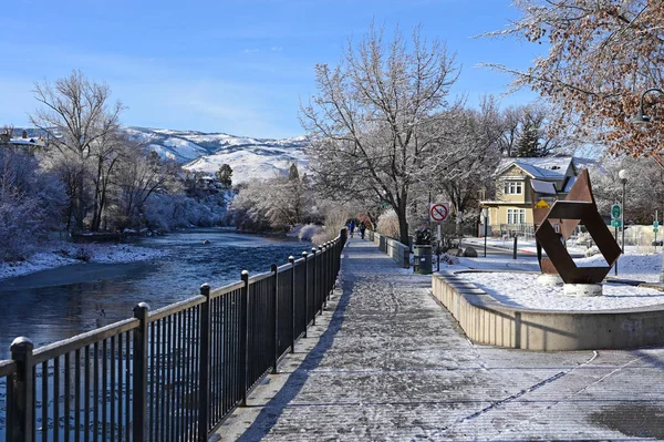 Caminata por el río Truckee en Reno Nevada temprano en la mañana después de la tormenta de nieve . — Foto de Stock