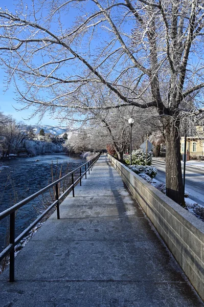 Caminata por el río Truckee en Reno Nevada temprano en la mañana después de la tormenta de nieve . — Foto de Stock