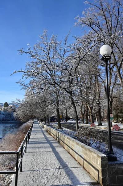 Caminata por el río Truckee en Reno Nevada temprano en la mañana después de la tormenta de nieve . — Foto de Stock