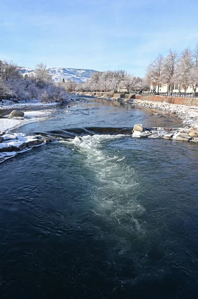 Truckee River y Wingfield Park en Reno, Nevada después de la tormenta de nieve . — Foto de Stock
